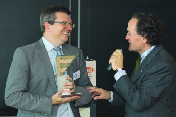 Christian Weinhapl, Geschäftsführer der Wienerberger Ziegelindustrie GmbH, erhält die Auszeichnung als Cluster- und Gesamtsieger des diesjährigen Baustoff-Fachhandel-Monitors durch den VBÖ-Präsidenten Leonhard Helbich-Poschacher überreicht.