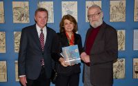 (Foto: APA-Fotoservice Tanzer) Helmut Lackner, Gabriele Zuna-Kratky und Gerhard Rabitsch präsentieren Historisches der Elektropathologie.