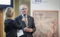 OVE-Präsident Franz Hofbauer eröffnet die Feierlichkeiten zum 130. Gründungsjubiläums des Verbandes.