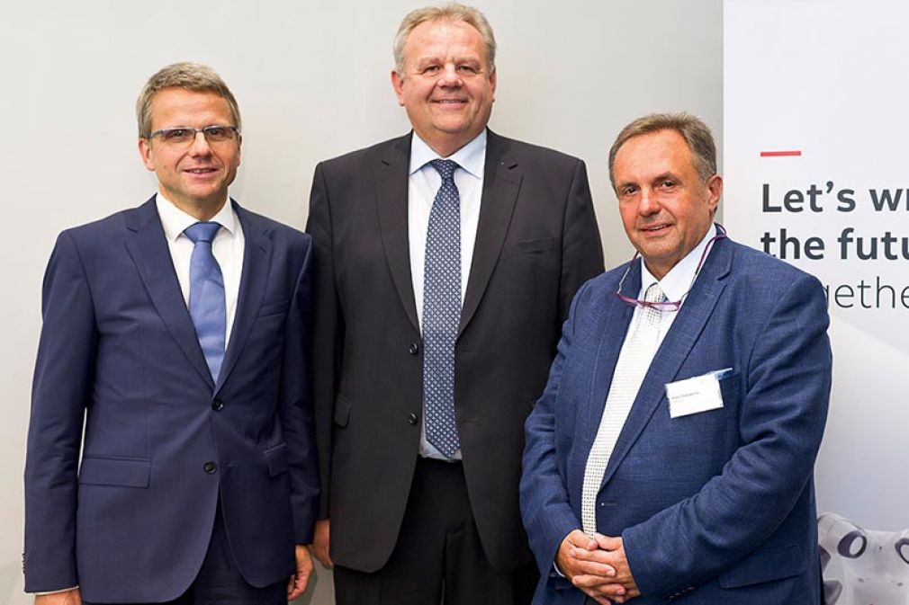 Peter Terwiesch, Mitglied der ABB-Konzernleitung und verantwortlich für die Division Industrieautomation, B&amp;R-Geschäftsführer Hans Wimmer, Leiter der Business Unit Maschinen- und Fabrikautomation bei ABB, mit Gastgeber Franz Chalupecky, Vorstandsvorsitzender ABB Österreich.