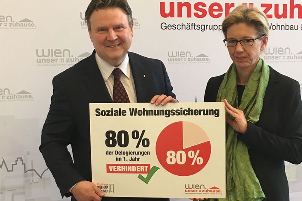 &quot;Mit der Sozialen Wohnungssicherung bieten wir erfolgreich Hilfe zur Selbsthilfe für GemeindemieterInnen in schwierigen Lebensumständen&quot;, freuen sich Wohnbaustadtrat Michael Ludwig und Wiener Wohnen Direktorin Karin Ramser.