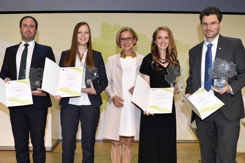 Landeshauptfrau Johanna Mikl-Leitner mit den PreisträgerInnen Christoph Pieh, Iris Kral, Katharina Fellnhofer und Franz Berthiller.