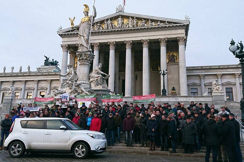 Kundgebung der Ökoenergiebranche und Sympathisanten vor dem Parlament anlässlich der letzten Nationalratssitzung 2016.