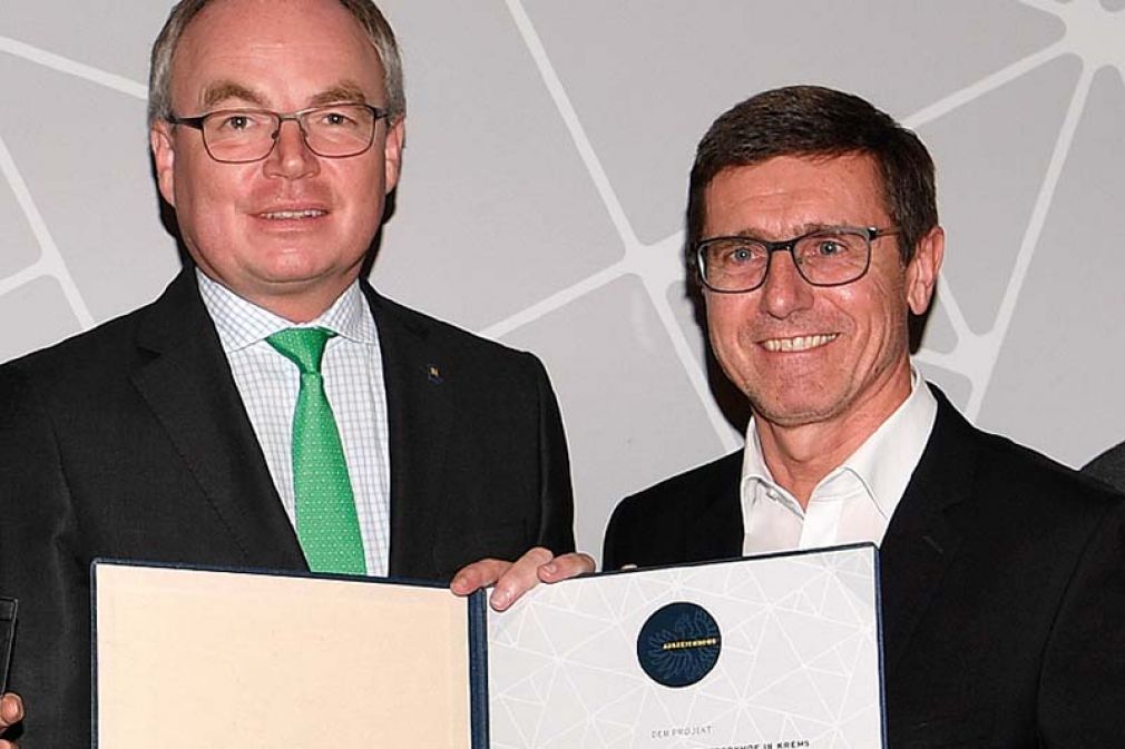 Foto: Aus den Händen von LH-STV. Stephan Pernkopf erhielt Baumeister Erwin Krammer (r.) eine Auszeichnung beim Architekturwettbewerb »Vorbildliches Bauen in Niederösterreich«. 