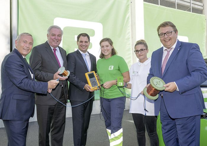 Christian Purrer, Energie Steiermark; Landeshauptmann Hermann Schützenhöfer, LH-Stellvtr. Michael Schickhofer, mit zwei Lehrlingen und Martin Graf, Energie Steiermark.