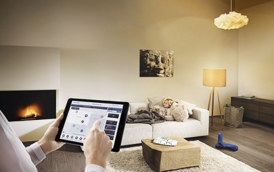 Wohnraum. Lösungen verwandeln die Wohnung in ein intelligentes Zuhause.