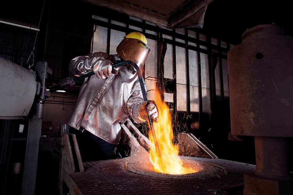 Foto: RHI Magnesita bietet Industriekunden einen Service, mit dem die Lebensdauer der eingesetzten Feuerfestmaterialien in der Stahlproduktion prognostiziert werden kann.