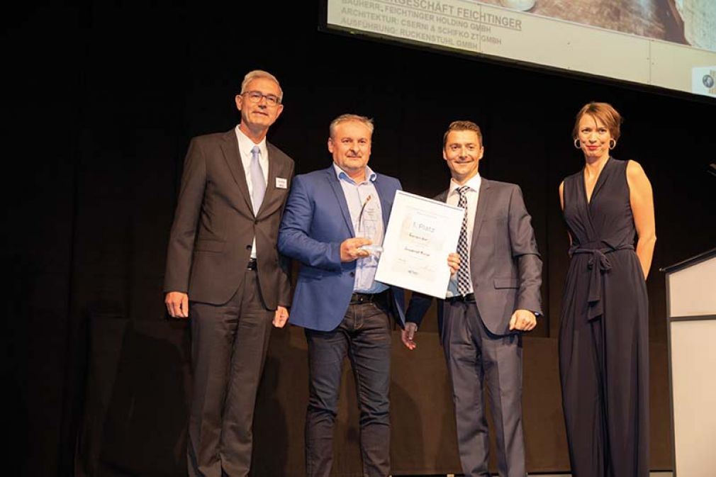 Foto: Peter Giffinger, CEO bei Saint-Gobain Österreich, TROPHY-Sieger 2019 Stefan Covaci (Firma Ruckenstuhl), Rigips Austria GF Michael Allesch und Co- Moderatorin Christina Zink.