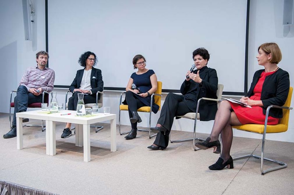 Foto: Diskutierten Rahmenbedingungen für IoT: Christopher Frauenberger (TU Wien), Elisabeth Rettl (Drei), Moderatorin Ingrid Brodnig, Martina Paul (ITSV) und Clara Neppel (IEEE).