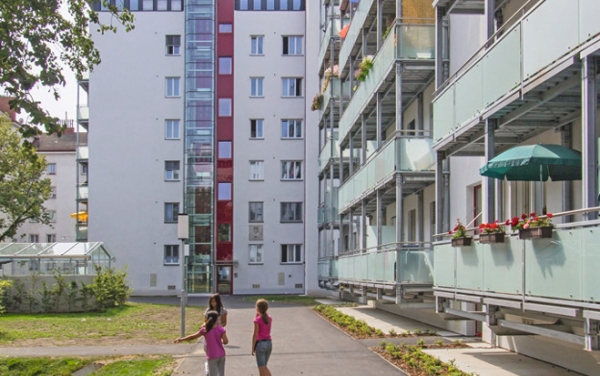 Am Kapaunplatz wurde ein Gemeindebau mit 746 Wohnungen aus dem Jahr 1950 für insgesamt 38,1 Millionen Euro generalsaniert. Davon wurden 28,7 Millionen Euro von der Stadt Wien gefördert. Vor der Sanierung lag der Energieverbrauch bei 142,89 kWh/m2/Jahr, nach der Sanierung bei 34,57 kWh/m2/Jahr.
