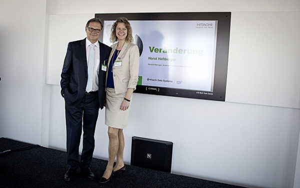 Foto: Geschäftsführer Horst Heftberger und Marketingleiterin Walburga Ratz begrüßen die Gäste des Hitachi Information Forum.