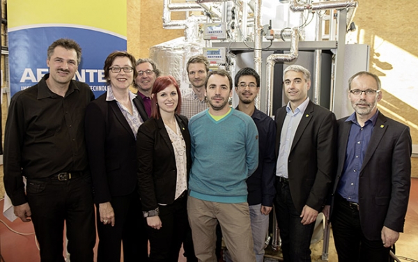 Foto: Eröffneten Versuchsanlage in Gleisdorf: Waldemar Wagner, Theresa Vogl, Wim van Helden, Rebecca Köhl, Georg Engel, Reinhard Pertschi, Bao Nam Dang, Christian Fink und Werner Weiß.