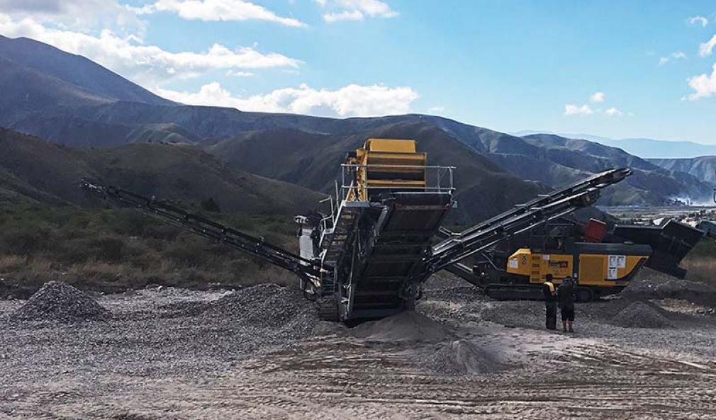 Foto: Im argentinischen Hochland werden insgesamt 300.000 Tonnen Gestein mit Rubble Master zu Gleisschotter aufbereitet.