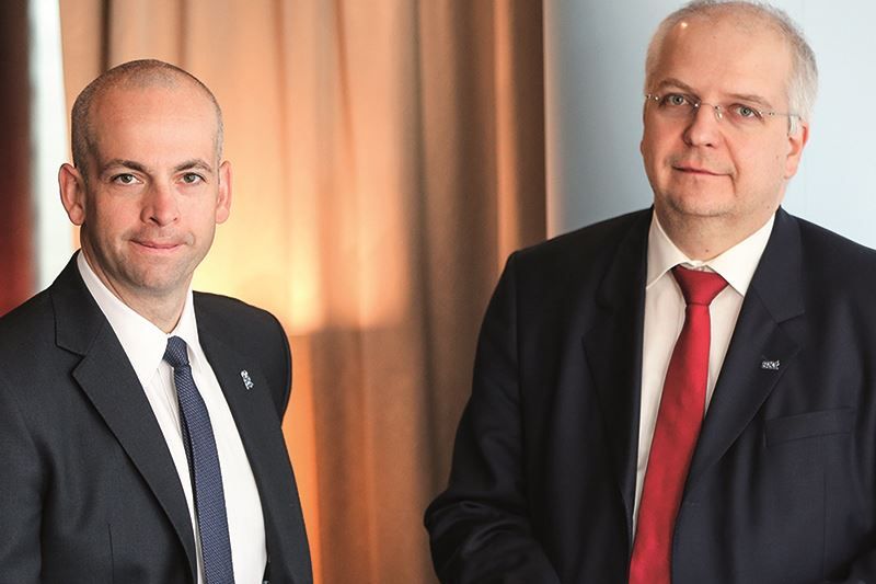 CFO Richard Neuwirth und COO Michael Jeske wollen mit S&amp;T im kommenden Jahr eine Milliarde Euro Umsatz erreichen (2016: ca. 500 Mio Euro).