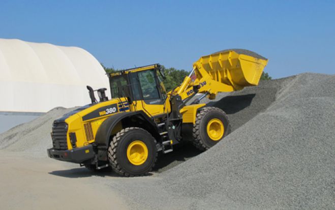 (Foto: Komatsu) Der neue Radlader WA380-7 kommt inklusive Wartungsprogramm Komatsu Care.