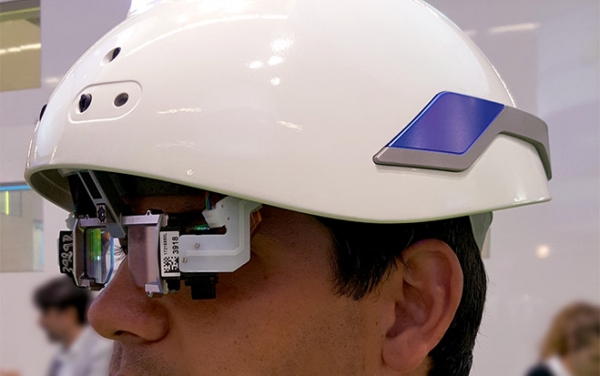 Foto: Industrie 4.0: Actemium präsentiert den "Smart Helmet“ zur interaktiven Arbeit der Zukunft