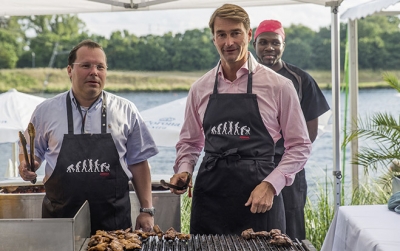 Foto: Die Attensam-Geschäftsführer Oliver Attensam (r.) und Peter Schrattenholzer beim Grillen für ihre Gäste.