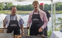 Foto: Die Attensam-Geschäftsführer Oliver Attensam (r.) und Peter Schrattenholzer beim Grillen für ihre Gäste.