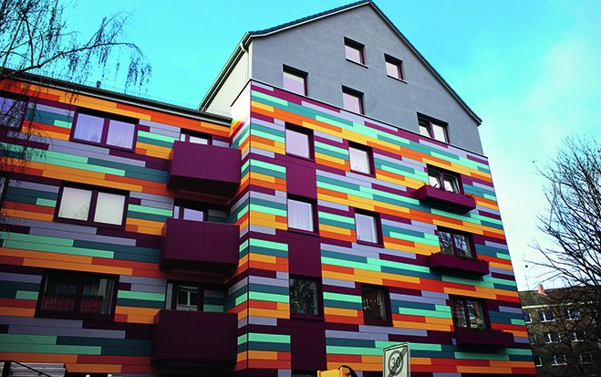 (Foto: Rockwool) Mit dem Einsatz von Rockpanel-Fassadentafeln wurde ein schlichtes Mehrfamilienhaus aus den 50ern zu einem modernen Schmuckstück.