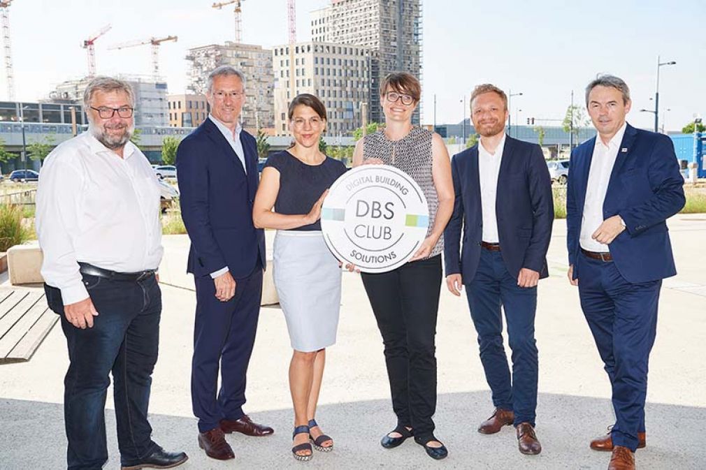 Foto: Karl Friedl (IG Lebenszyklus Bau, M.O.O.CON), Gerhard Schuster (Wien 3420), Helene Fink (Projektleitung DBS-Club), Eva Czernohorsky (Wirtschaftsagentur Wien), Steffen Robbi (AIT Austrian Institute of Technology) und Kurt Hofstetter (IBA Wien) (v.l.n.r.) gaben Ende Juni ind er Seestadt Aspern den Startschuss für den DBS-Club. 