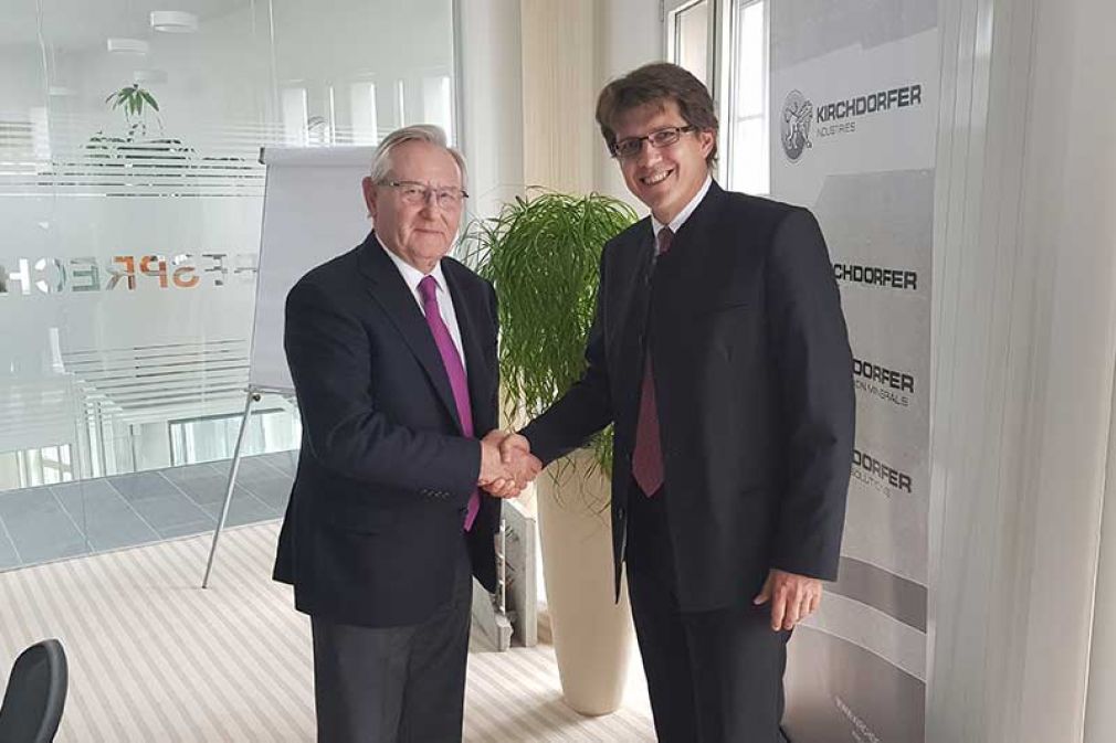 Ernst Kammel (l.) und Michael Wardian besiegeln die Übernahme mit einem Handschlag. 