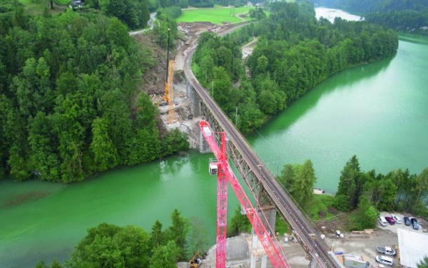 Auf der Strecke Linz Selzthal werden die Eisenbahnbrücken über den Stausee Klaus als Stahlbetonbogenbrücke sowie über die Teichl als Stahl-Beton-Verbundfachwerkbrücke unter voller Aufrechterhaltung des Bahnbetriebs erneuert.