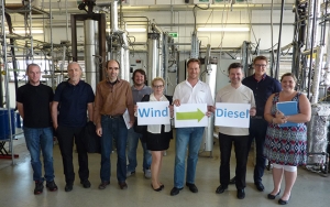 Meeting der Teams von Güssing Energy Technologies, TU Wien, Repotec und Energie Burgenland vor der Fischer-Tropsch-Diesel-Versuchsanlage.