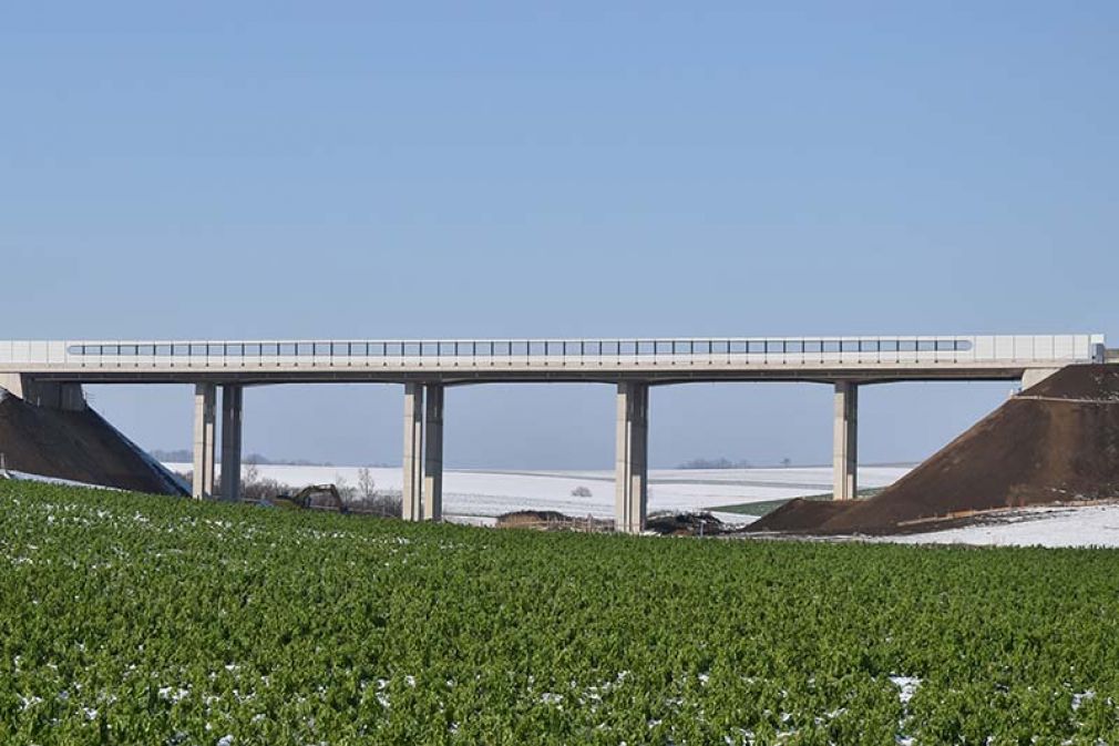 Foto: Die Satzgrabenbrücke auf der A5 ist das erste Pilotprojekt für eine dehnungsfugenlose Betonbrücke und die nun längste integrale Brücke Österreichs. 