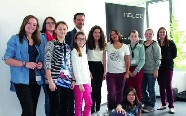Navax-Gründer Oliver Krizek mit Teilnehmerinnen des Töchtertages im April.