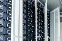 Foto: »Synerg-E«: Insgesamt zehn lokale Batteriespeicher werden bis Ende 2019 als stationäre Puffer bei Ultra-Schnellladestationen installiert.