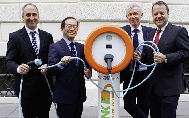 Martin Mai und Tadashi Uhira, NTT Data mit Robert Grüneis, Wien Energie, und Wilhelm Großeibl, Schrack Technik. Foto: NTT Data
