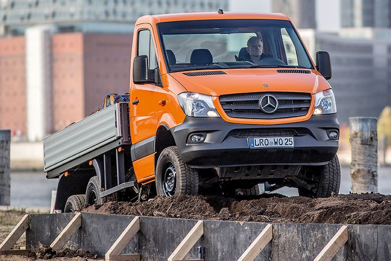 Der Mercedes Sprinter ist auf dem Bau in vielfältigen Varianten präsent, als Pritschenwagen, Doppelkabine, Kipper, Kastenwagen und Kombi, mit besonderen Auf- und Ausbauten, mit Hinterrad- und Allradantrieb.