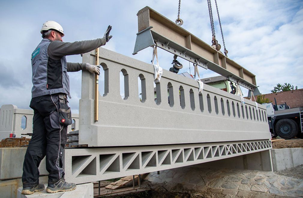 Der Nachbau einer historischen Brücke in Siebenhirten und der Wohnpark PaN in Wien zeigen, dass man industriell gefertigte Betonfertigteile auch handwerklich bearbeiten kann. Bild: Alfred Trepka GmbH