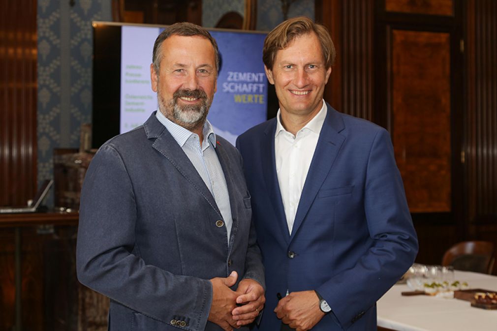 Rudolf Zrost, Vorstandsvorsitzender der Vereinigung der Österreichischen Zementindustrie (VÖZ), und Sebastian Spaun, Geschäftsführer der VÖZ, freuen sich über positive Ergebnisse und die massiven Investitionen in den Werken.