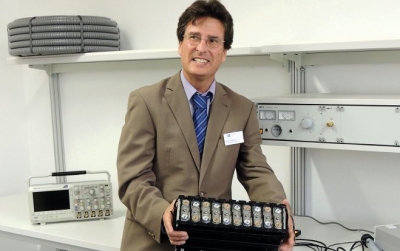 Karl-Heinz Pettinger. Am Technologiezentrum Energie der Hochschule Landshut arbeitet er an chemisch-elektrischen Speichern, wie hier mit Lithium-Ionen-Technologie.