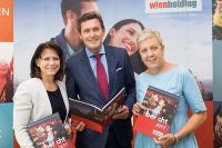 Foto: Die Geschäftsführerinnen der Wien Holding Doris Rechberg-Missbichler (li.) und Sigrid Oblak freuen sich mit Wirtschaftsstadtrat Peter Hanke über das Rekordergebnis. 