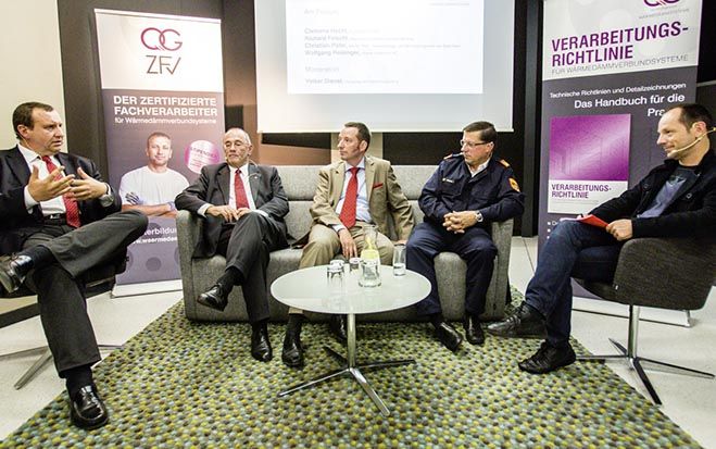 Für den Brandschutz bei WDVS bestehen zwar gute Prüfvorschriften. Die Experten kritisieren aber das geringe Bewusstsein für deren Bedeutung und den Mangel an Kontrollen (v li: Christian Pöhn, Wolfgang Reisinger, Clemens Hecht, Richard Feischl, Volker Dienst).