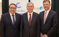 Basteln an Modellregionen für lokale Energieerzeugung und –verbrauch: Martin Graf, Vorstand Energie-Control, Alois Stöger, Bundesminister für Verkehr, Innovation und Technologie und Michael Strebl, Salzburg Netz.