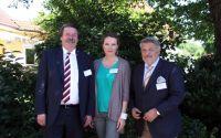 Die Vertreter der drei Sponsoren des 33. Fertighaus-Symposions (v.l.n.r): Erich Benischek, Geschäftsführer der Blauen Lagune, Mag. Monika Döll, Marketingleitung Saint-Gobain Isover Austria und KR Otto Ordelt, Geschäftsführer der Knauf GmbH.