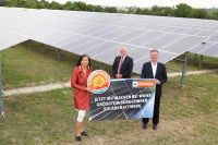 Foto: v.l.: Stadträtin Ulli Sima, Leiter MA31 Wolfgang Zerobin, Wien Energie-Chef Michael Strebl; Ulli Sima bei der Eröffnung des größten BürgerInnen-Solarkraftwerks Wien