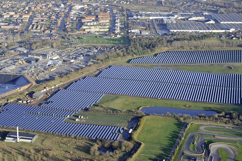 Erdbeckenspeicher Vojens, 200.000 m³ : Wärmespeicher in Form von Erdbeckenspeichern, Erdsonden- und Aquiferspeichern werden im Ausland bereits seit Jahrzehnten eingesetzt. Die dänische Stadt Vojens erzielt 50 % ihres Jahreswärmebedarfs aus Sonnenenergie und Langzeitspeicherung.