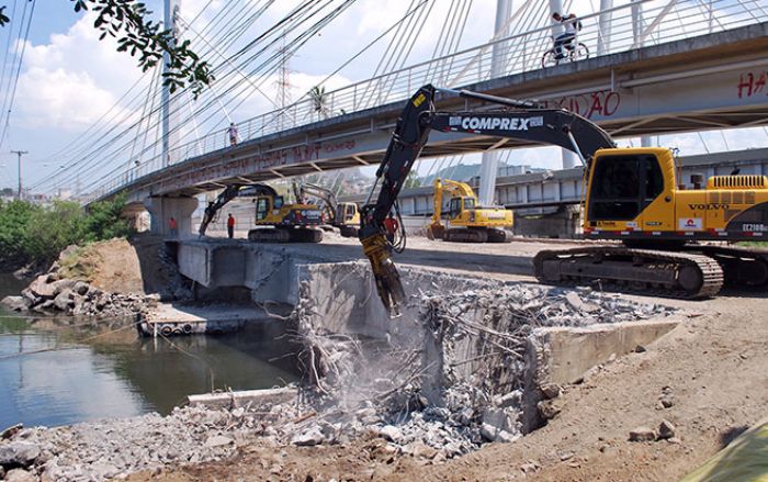 Mithilfe von Atlas Copco-Maschinen wird eine aus 1.300 m³ armiertem Beton bestehende alte Brücke entfernt.