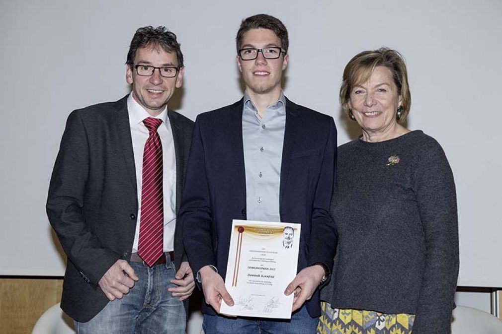 Foto: Die NÖ-Wirtschaftskammerpräsidentin Sonja Zwazl und Karl Postl, Lehrlingsausbilder bei Baumit Wopfinger, freuen sich mit dem Preisträger Dominik Kornfeld über die Auszeichnung. 