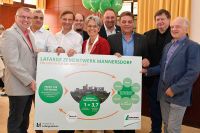 Herbert Mihaly (Bgm. Au), José Antonio Primo (CEO Lafarge), Joseph Kitzweger (Werksleiter Lafarge), Thomas Slatner (VBgm. Au), Petra Bohuslav (Wirtschaftslandesrätin NÖ), Bernhard Fischer (GF Römerland Carnuntum), Gerhard David (Bgm. Mannersdorf), Rudolf Ackerl (VBgm. Mannersdorf), Hubert Germershausen (Bgm. Hof am Leithaberge).