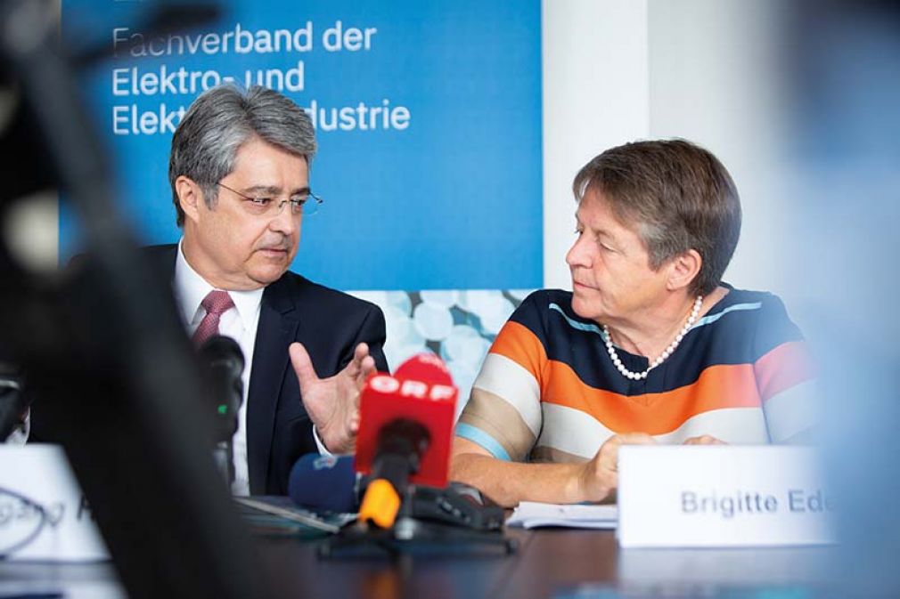 Foto: Brigitte Ederer übergibt dem neuen Verbandvorsitzenden Wolfgang Hesoun die Wachstumsbranche Elektro- und Elektronikindustrie.