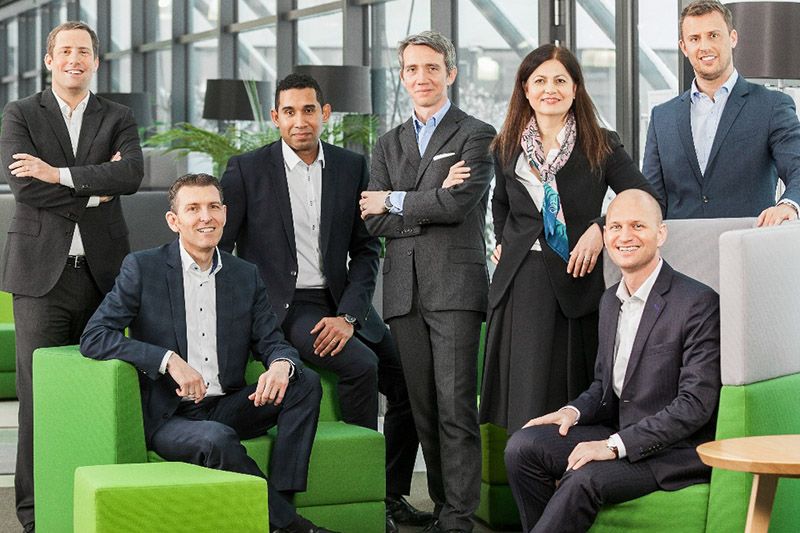 Das Management-Team von A1 digital: Martin Fluch, Ralf Lellig (sitzend), Francis Cepero, Roland Haidner, Elisabetta Castiglioni, Nicolai Czink (sitzend) und Mathias Nöbauer.