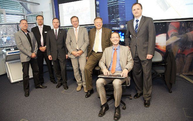 Im Bild v.l.n.r.: Christian Preischl BM.I, Ludwig Kastner, Frequentis AG, Helmut Schrom-Feiertag, AIT Austrian Institute of Technology, Helmut Leopold, AIT Austrian Institute of Technology, Gernot Grimm, BMVIT, Christian Flachberger, Frequentis AG und Alexander Almer, Joanneum Research, Konsortialführer EVIVA.