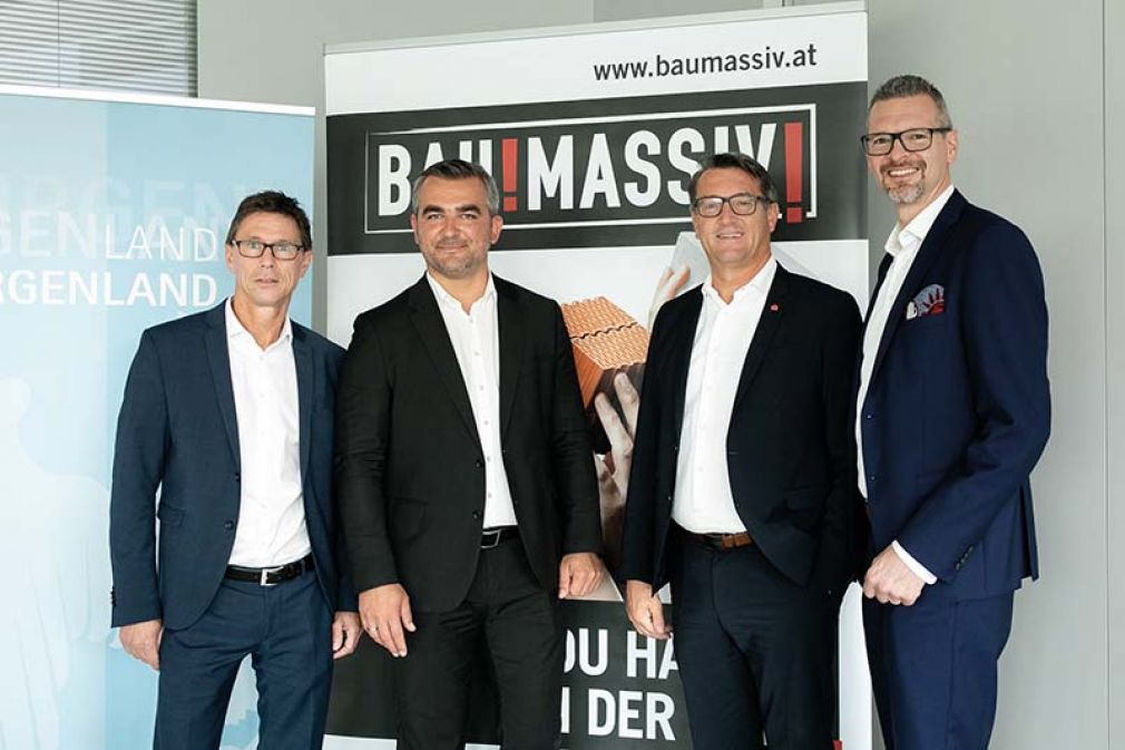 Foto: BauMassiv-Sprecher Reinhold Lindner moderierte den Round Table mit dem burgenländischen Wohnbaulandesrat Heinrich Dorner, OSG-Direktor Alfred Kollar und Andreas Pfeiler, Fachverband Steine-Keramik (v.l.n.r.).