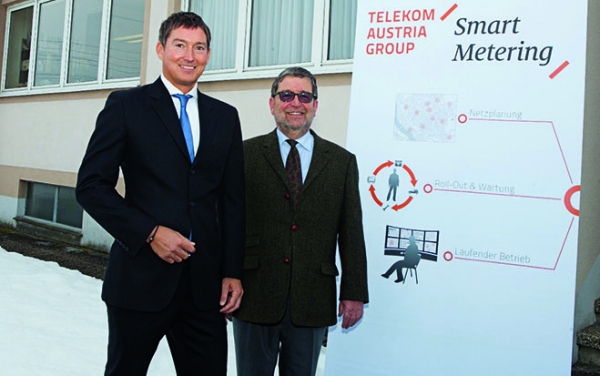 Bernd Liebscher, Telekom Austria Group M2M, und Peter Wüster,  E-Werk Wüster, starteten im Jänner den Smart-Meter-Ausbau in Ybbs. Foto: TAG/APA/Nielsen