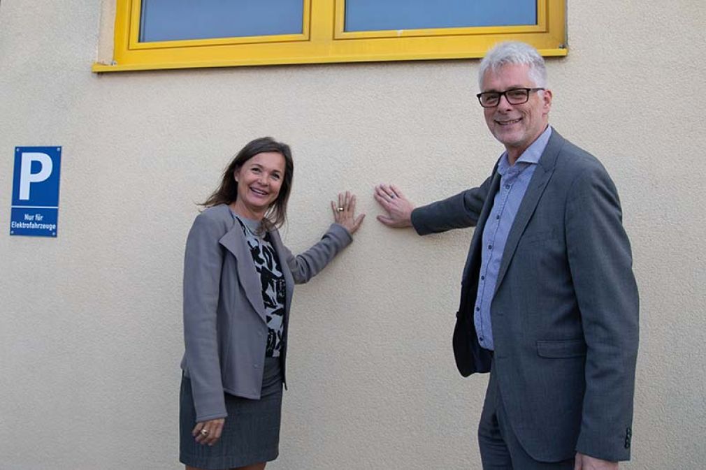 Foto: Doris Felber (Bäckerei Felber) und Roland Kuras (PowerSolution) sind sich einig, wo die neuen Lademöglichkeiten für E-Cars installiert werden.